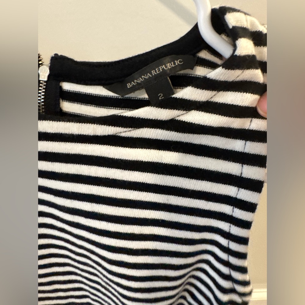 🔥$10 FINAL PRICE🔥 BANANA REPUBLIC Black & White Striped Sleeveless Crewneck Tank - Picture 4 of 6